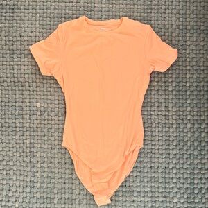 Skims short sleeve body suit. Never worn.